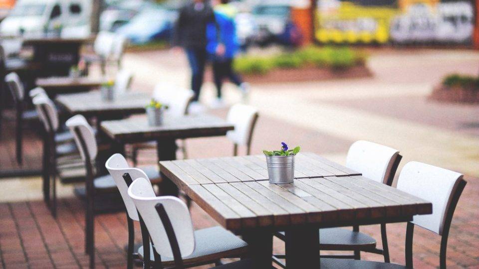Redefinindo o restaurante pós-pandemia: como promover um ambiente mais seguro para os clientes Espaço restaurante