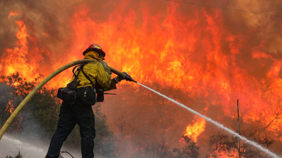 Incêndios queimaram mais de 10 mil km² de florestas na Califórnia inc~endio california
