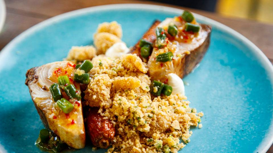Sabor do litoral: ingredientes típicos são a inspiração para grandes chefs homenagearem Morretes Peixe grelhado com iogurte fresco e cenoura, guarnecido com farofa de Morretes do chef Lênin Palhano.