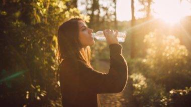 Refrigerante ou suco? Saiba que seu corpo precisa de água Para que o organismo funcione adequadamente, é necessário ingerir pelo menos oito copos de água alcalina por dia.