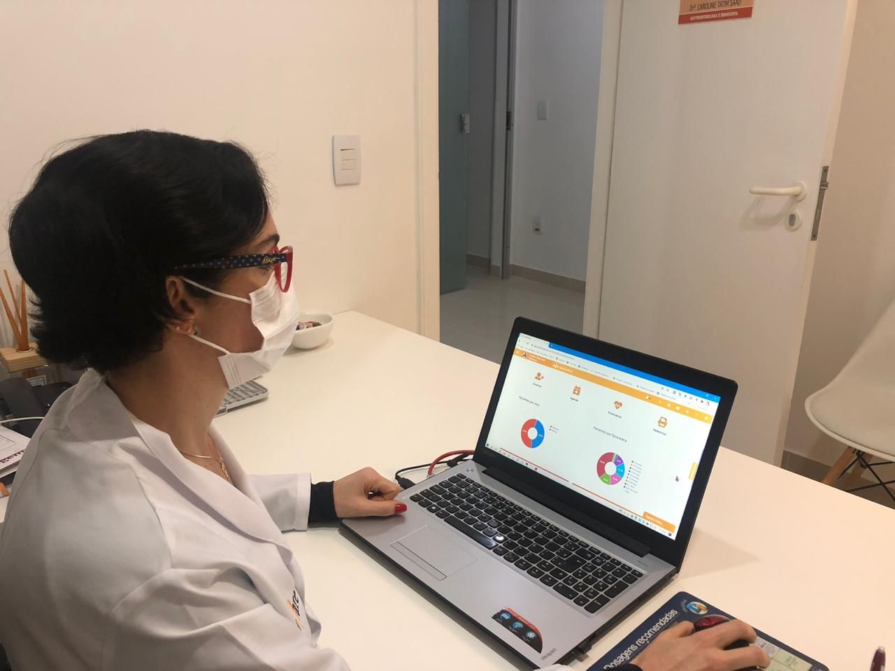 Softwares de gestão, como o SantéMed, que a médica Caroline Saad ajudou a desenvolver, otimizam processos e evitam o desperdício de recursos. Softwares de gestão, como o SantéMed, que a médica Caroline Saad ajudou a desenvolver, otimizam processos e evitam o desperdício de recursos.