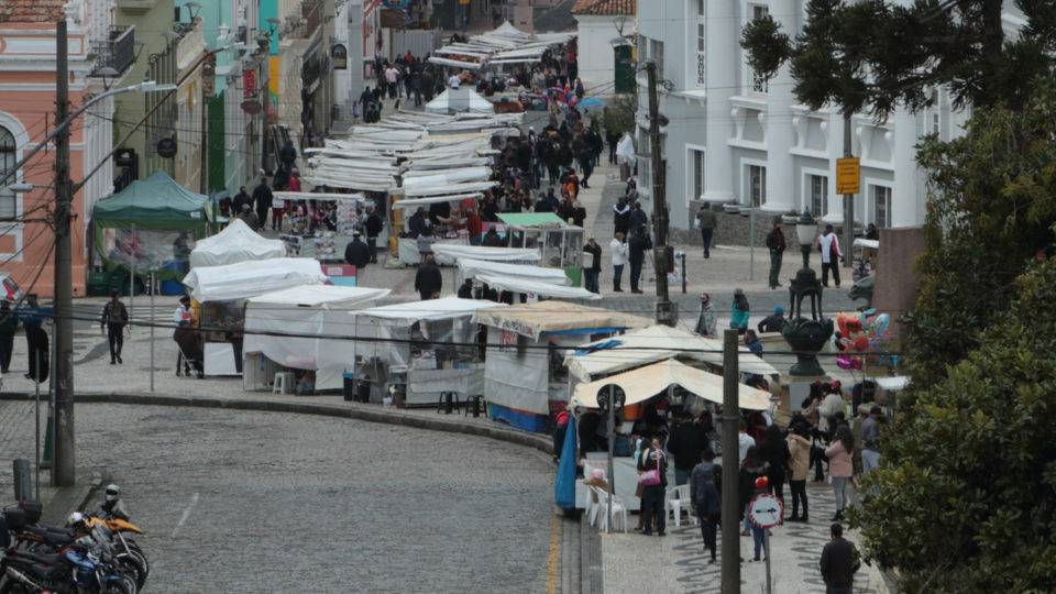 Com bandeira laranja, Feira do Largo da Ordem só funcionará aos sábados Feirinha do Largo