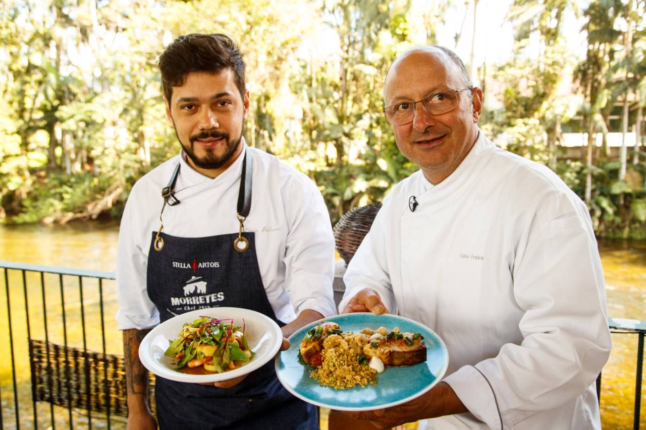 Chef Lênin Palhano com suas criações, ao lado do curador do evento, chef Celso Freire. Foto: Pablo Contreras Chef Lênin Palhano com suas criações, ao lado do curador do evento, chef Celso Freire. Foto: Pablo Contreras