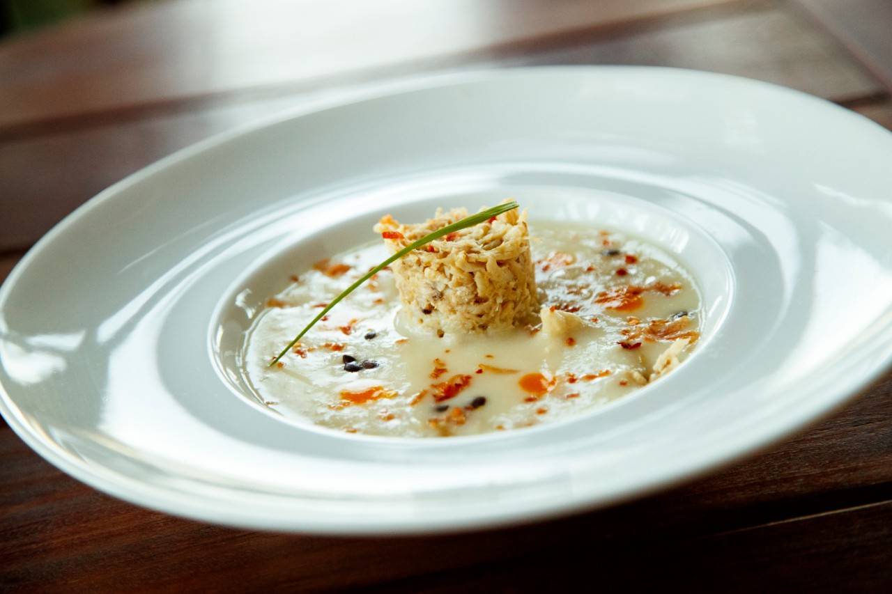O potage de pupunha com siri. maracujá e bacon crocante é criação de Celso Freire. Foto: Pablo Contreras/Divulgação O potage de pupunha com siri. maracujá e bacon crocante é criação de Celso Freire. Foto: Pablo Contreras/Divulgação