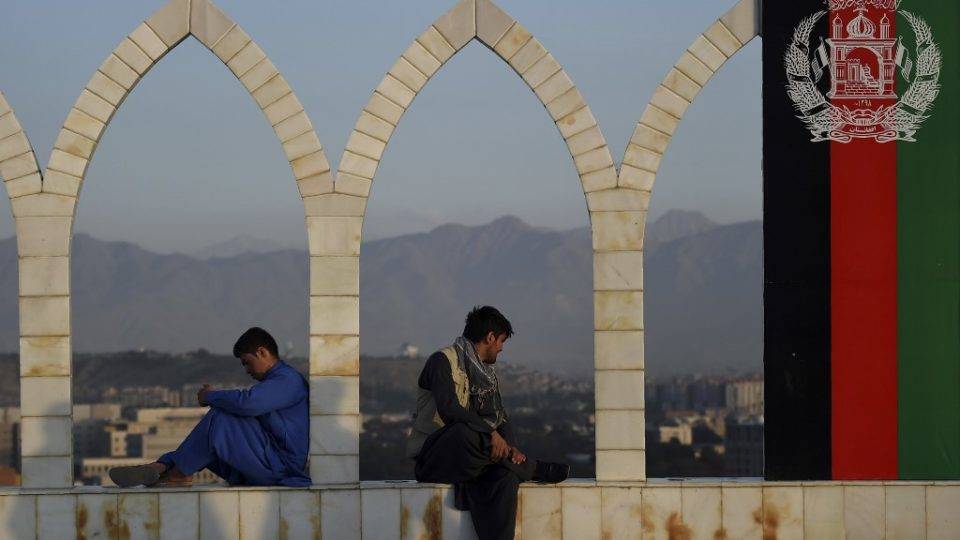 Negociações de paz entre o Talibã e o governo do Afeganistão começam sábado (12) Homens descansam em mirante de Cabul, capital do Afeganistão.