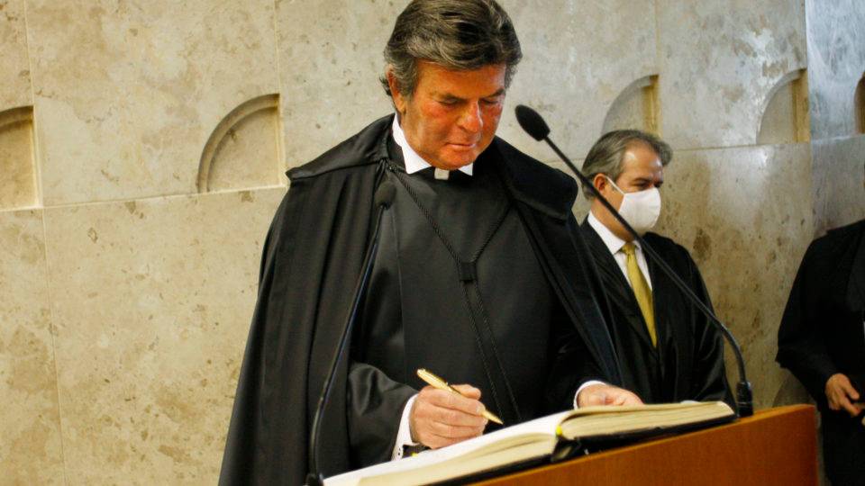 Luiz Fux está com coronavírusassina livro de posse como presidente do STF no biênio 2020-2022.