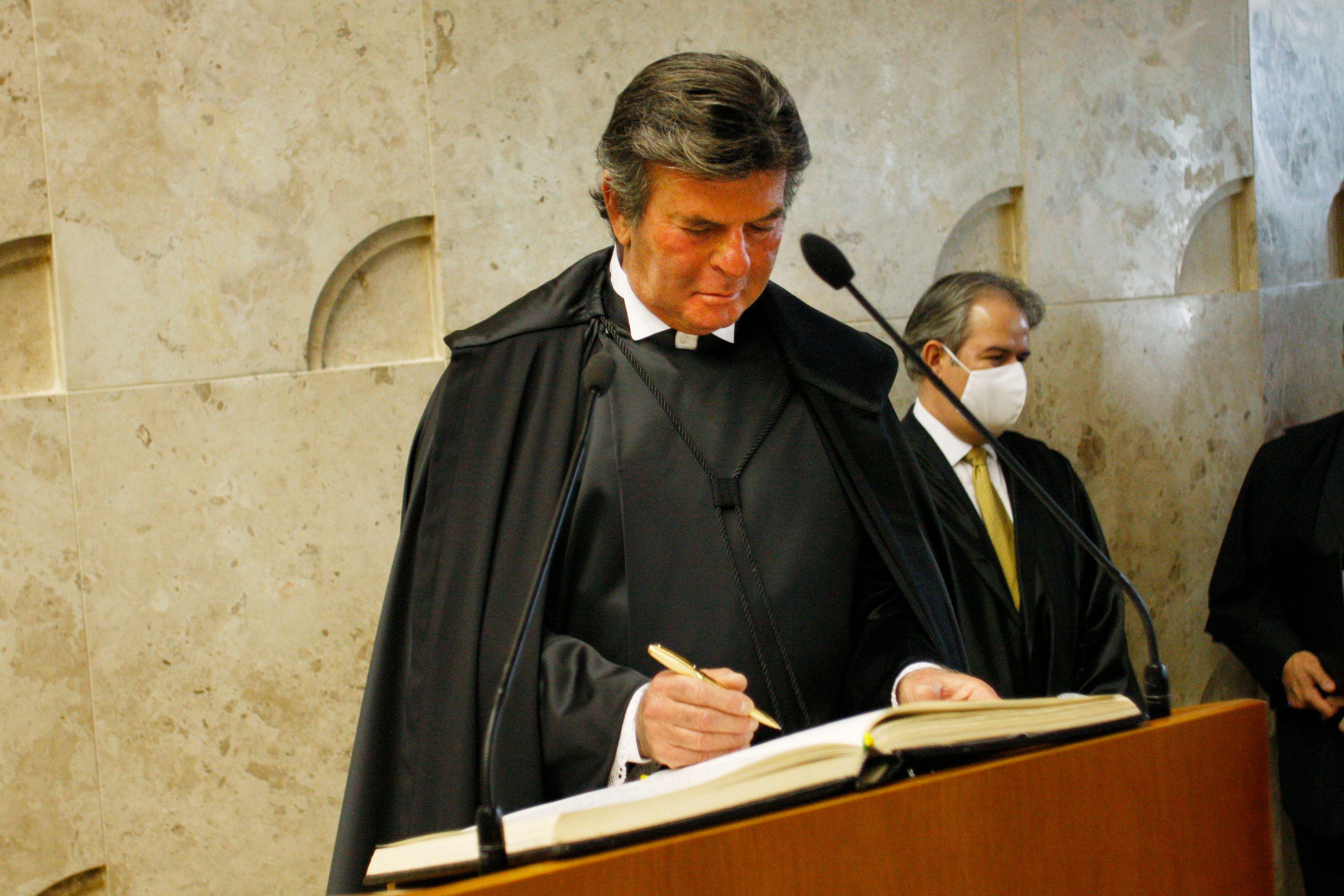 Luiz Fux está com coronavírusassina livro de posse como presidente do STF no biênio 2020-2022.
