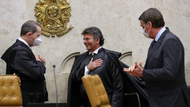 Ministro Luiz Fux assina livro de posse como presidente do STF no biênio 2020-2022.