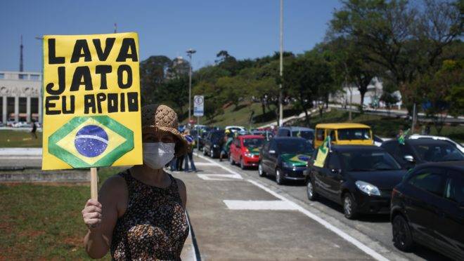 Manifestantes fazem carreata em apoio à Operação Lava Jato, em São Paulo: PGR prorrogou atuação da força-tarefa por mais 140 dias.