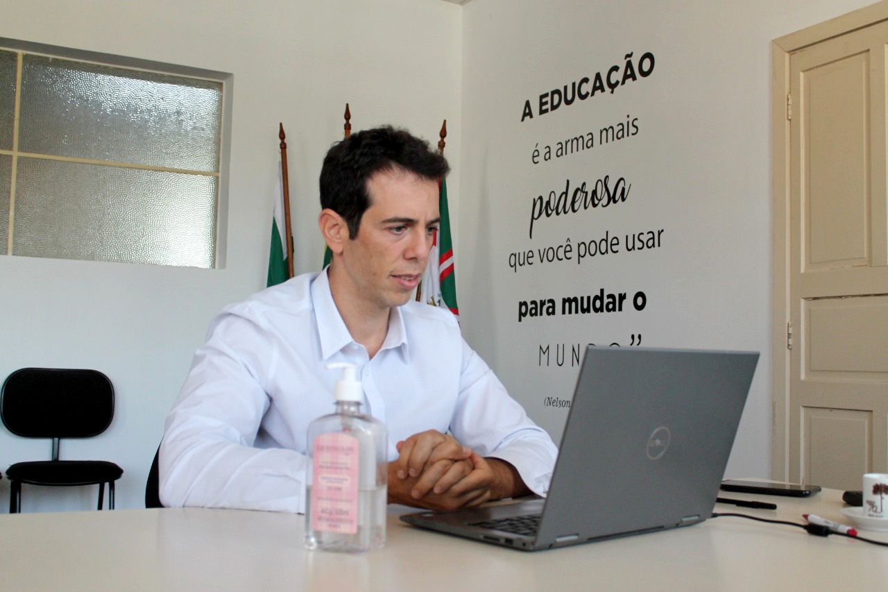 Abandono de aulas online preocupa secretaria da Educação no Paraná