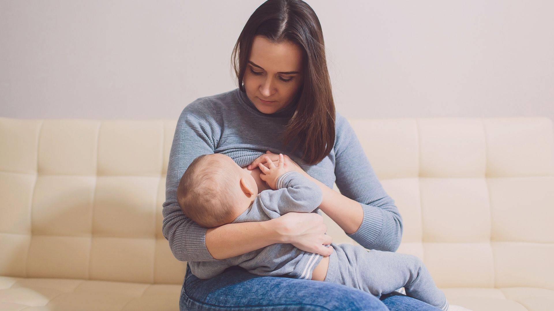 Pela lei, a funcionária lactante pode se ausentar do trabalho por dois períodos, ao longo do dia, para amamentar.