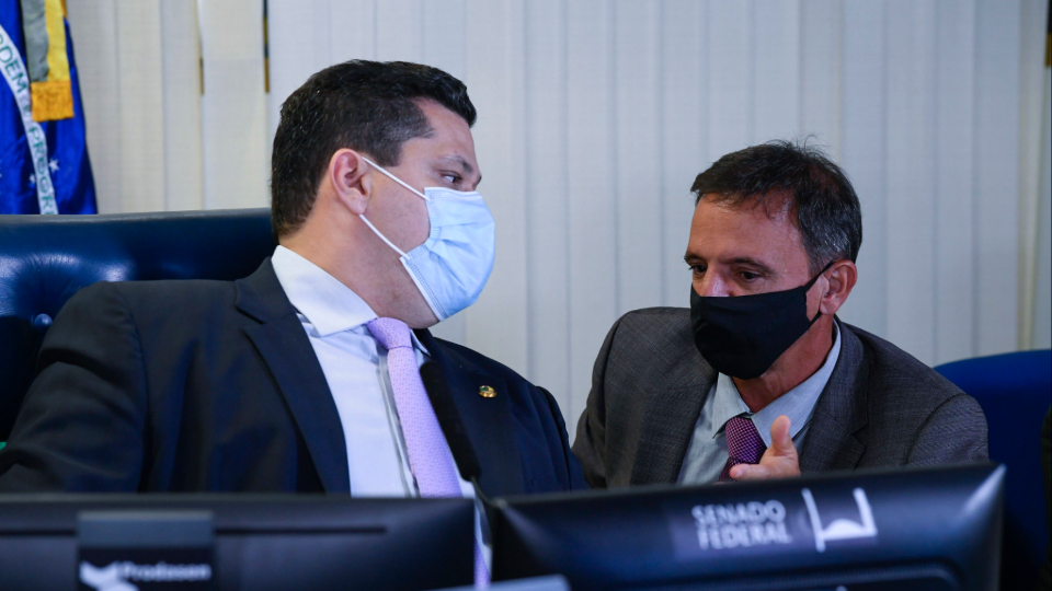 O presidente do Senado, Davi Alcolumbre (DEM-AP) e o senador Marcio Bittar (MDB)-AC), relator do Orçamento 2021 e da PEC Emergencial.