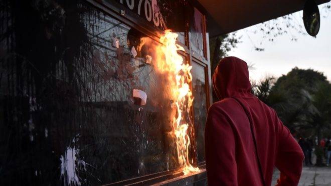 Manifestantes destroem cabine policial em Bogotá, na Colômbia. Foto de 10 de setembro de 2020.