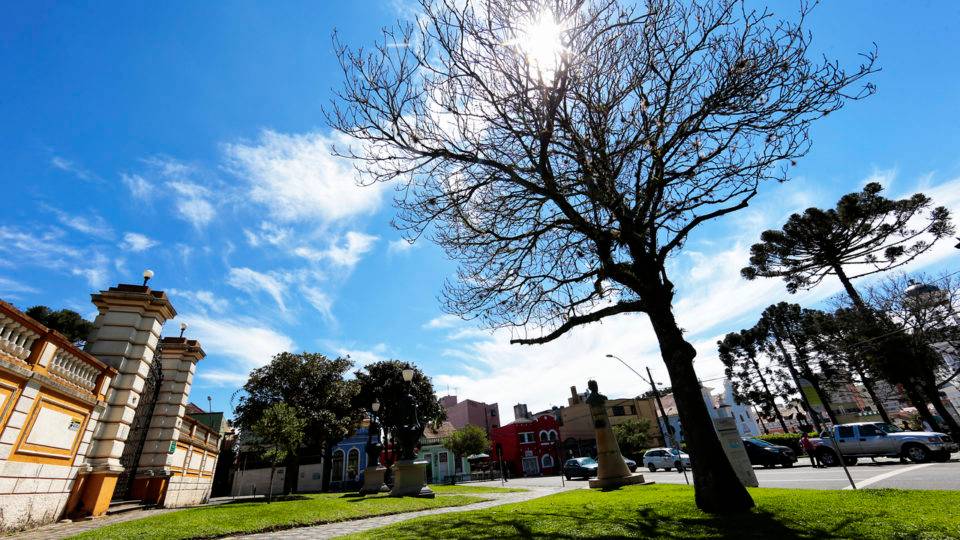 Bloqueio atmosférico dispara temperaturas no inverno no Paraná