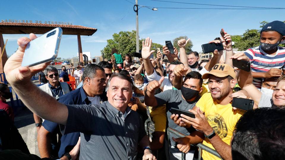 Bolsonaro é recebido com festa na Bahia durante visita às obras da Ferrovia de Integração Oeste-Leste (FIOL), na semana passada: taxa de aprovação do governo superou a taxa de reprovação.