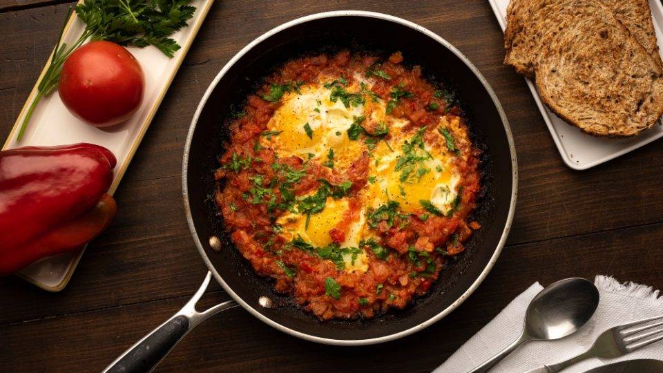 Originário de Israel, o Shakshuka é feito com poucos ingredientes e é super fácil de fazer.