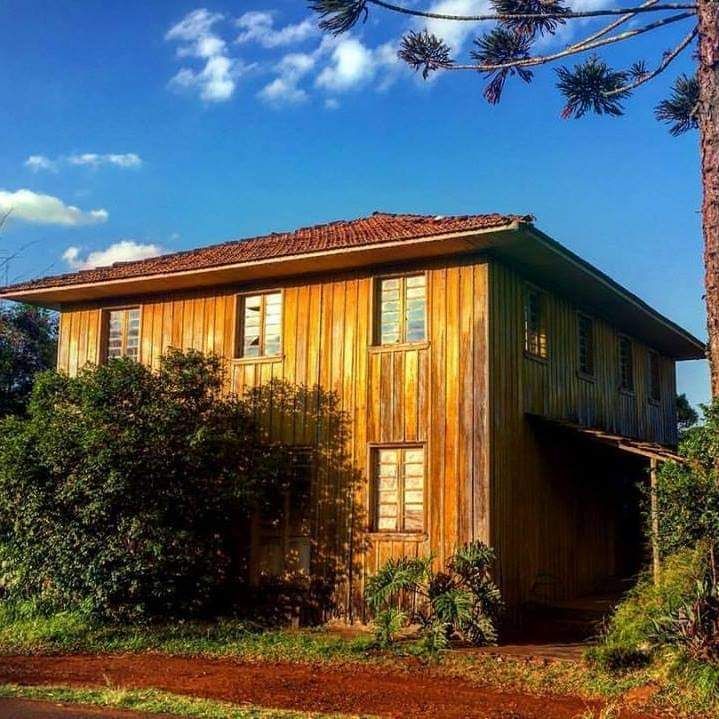 Casa Faccin em Comunidade Independência, Pato Branco, construída no início da década de 1960. Foto: Marco Antonio Minozzo Gabriel Casa Faccin em Comunidade Independência, Pato Branco, construída no início da década de 1960. Foto: Marco Antonio Minozzo Gabriel