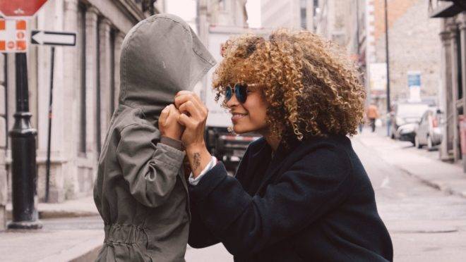 Valorizar e encorajar os filhos são princípios fundamentais para garantir a saúde emocional deles e fazer com que aprendam, desde cedo, a acreditarem em si mesmos.