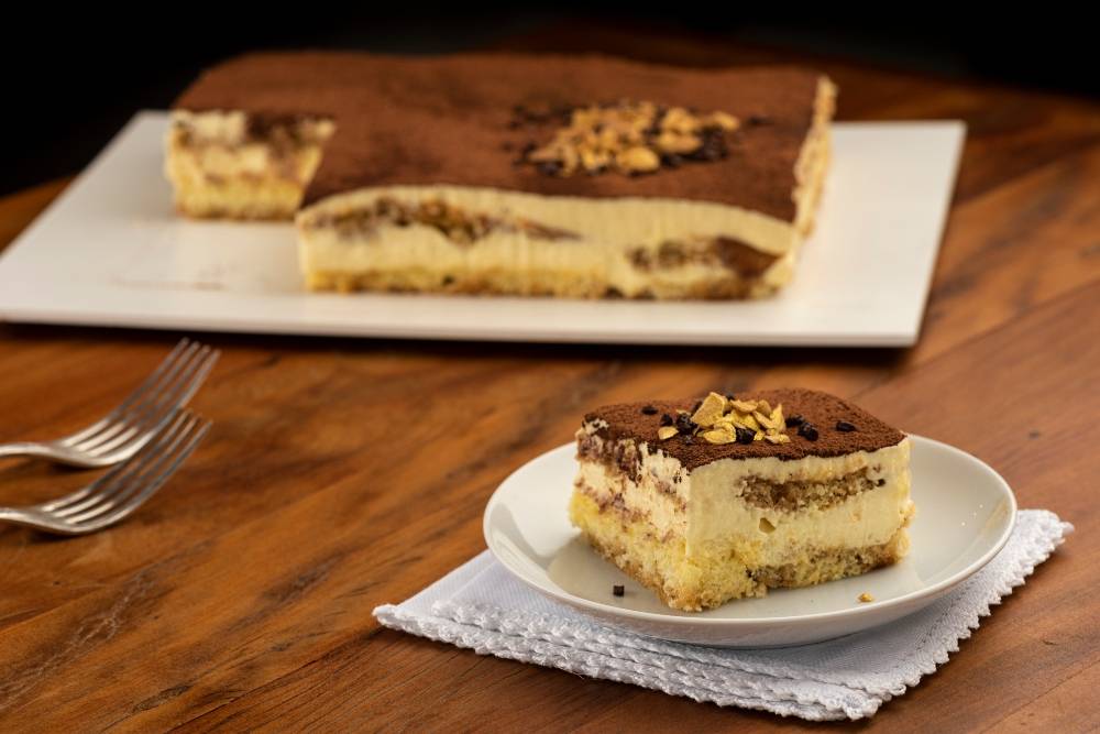 O tiramisù pode ser considerado o “rei dos doces” italianos: traz bolachas, queijo mascarpone e calda de café. O tiramisù pode ser considerado o “rei dos doces” italianos: traz bolachas, queijo mascarpone e calda de café.