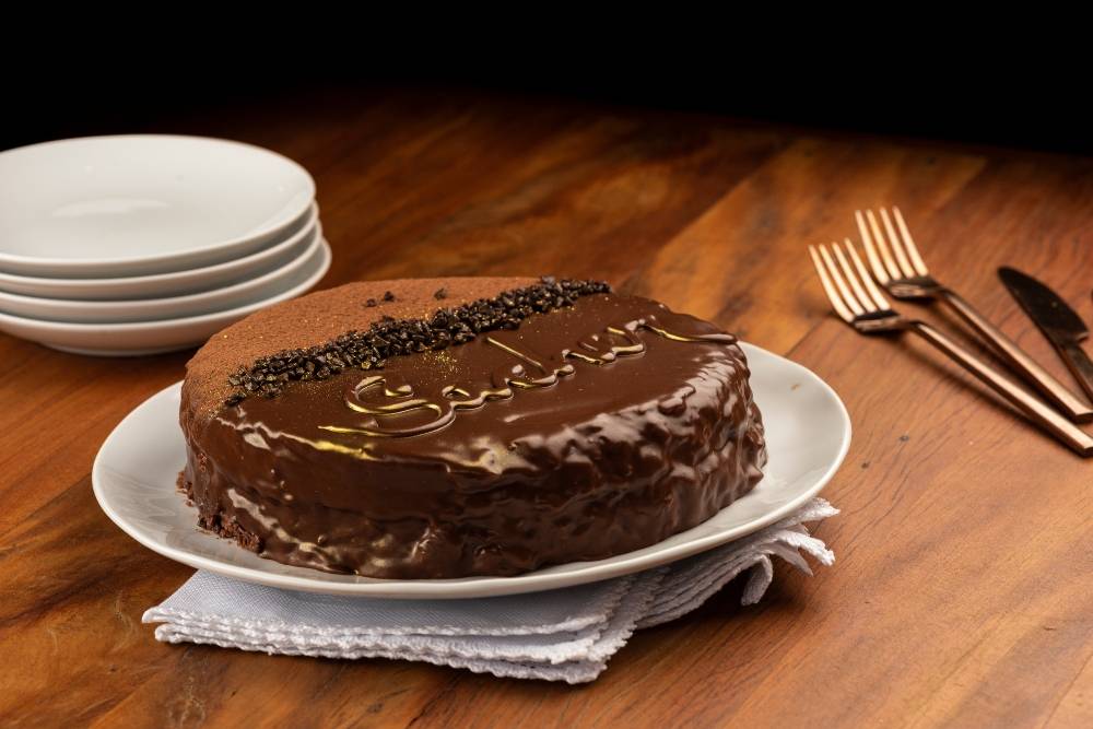 A receita original da Sachertorte, preparada apenas no Hotel Sacher, em<br />Viena, é secreta, mas o local divulga uma receita semelhante que é feita em<br />todo o mundo. Foto: Fernando Zequinão A receita original da Sachertorte, preparada apenas no Hotel Sacher, em<br />Viena, é secreta, mas o local divulga uma receita semelhante que é feita em<br />todo o mundo. Foto: Fernando Zequinão