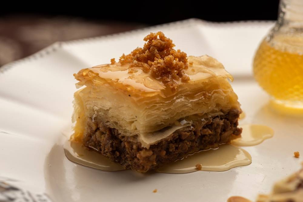 A baklewa do Nayme leva diversas camadas de massa phyllo intercalada com um mix<br />de castanhas. É servida com a calda tradicional árabe. Foto: Fernando Zequinão A baklewa do Nayme leva diversas camadas de massa phyllo intercalada com um mix<br />de castanhas. É servida com a calda tradicional árabe. Foto: Fernando Zequinão
