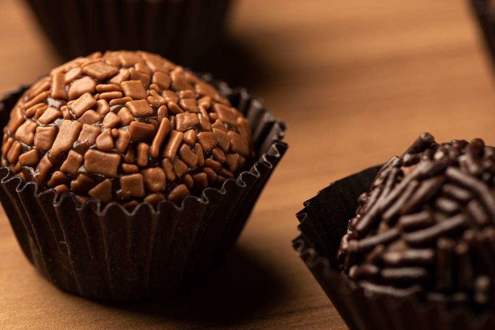 O brigadeiro com leite condensado é o doce mais amado pelos brasileiros e é presença garantida em festas e comemorações. Foto: Fernando Zequinão O brigadeiro com leite condensado é o doce mais amado pelos brasileiros e é presença garantida em festas e comemorações. Foto: Fernando Zequinão