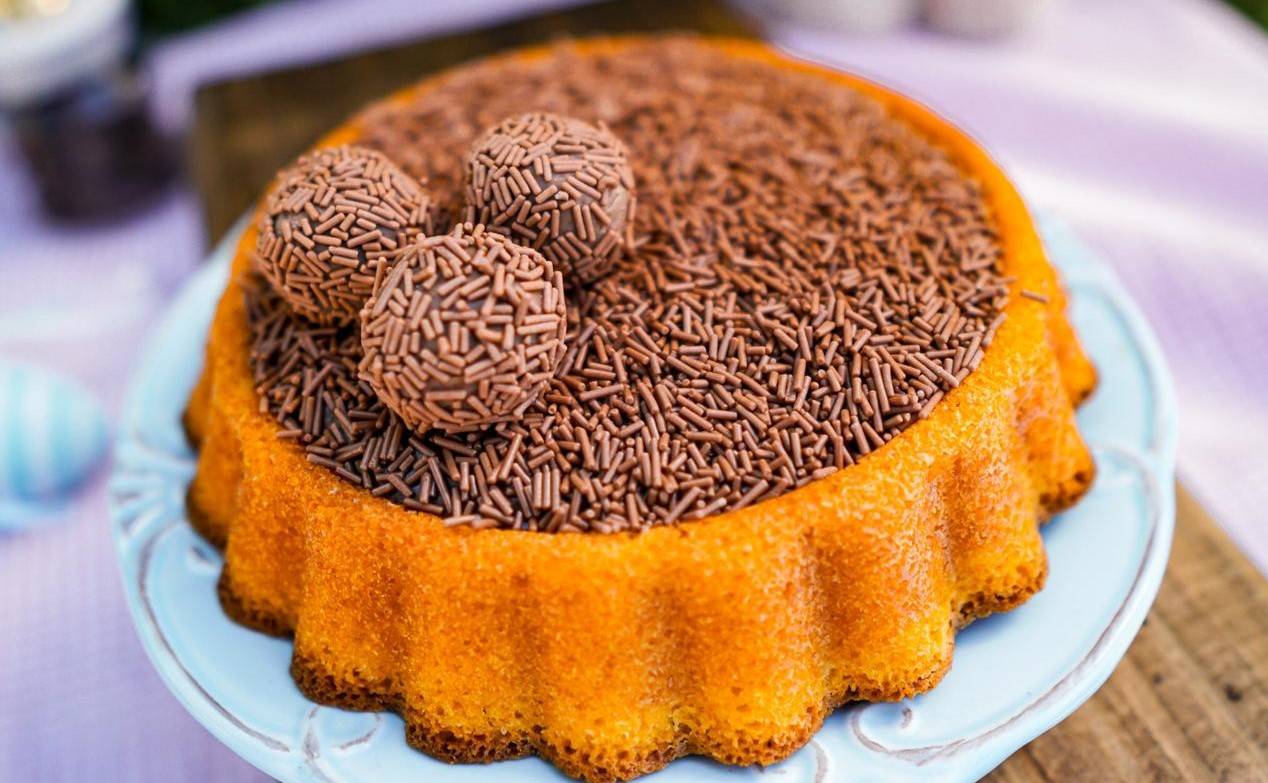 Bolo piscina de cenoura com recheiro de brigadeiro, da Sugar Bakery. Bolo piscina de cenoura com recheiro de brigadeiro, da Sugar Bakery.