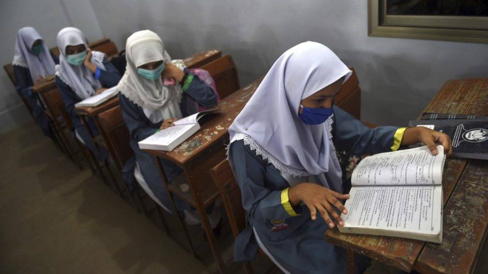 Com base em dados da OMS, Unicef e Unesco priorizam reabertura de escolas Estudantes paquistaneses na volta às aulas, nesta terça-feira, 15 de setembro.