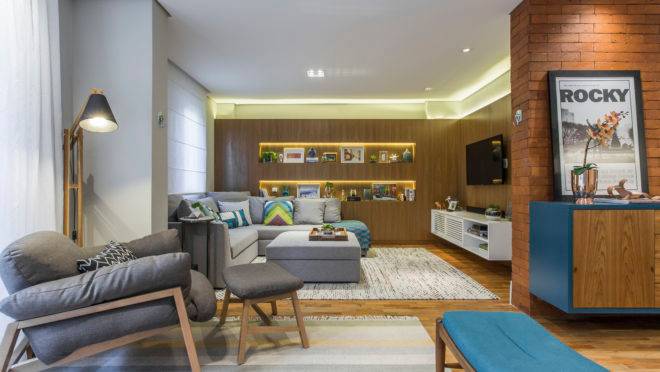 Integração total na área social: num só olhar é possível enxergar home theater, living e o bufê da sala de jantar. Piso de madeira unificou os espaços.