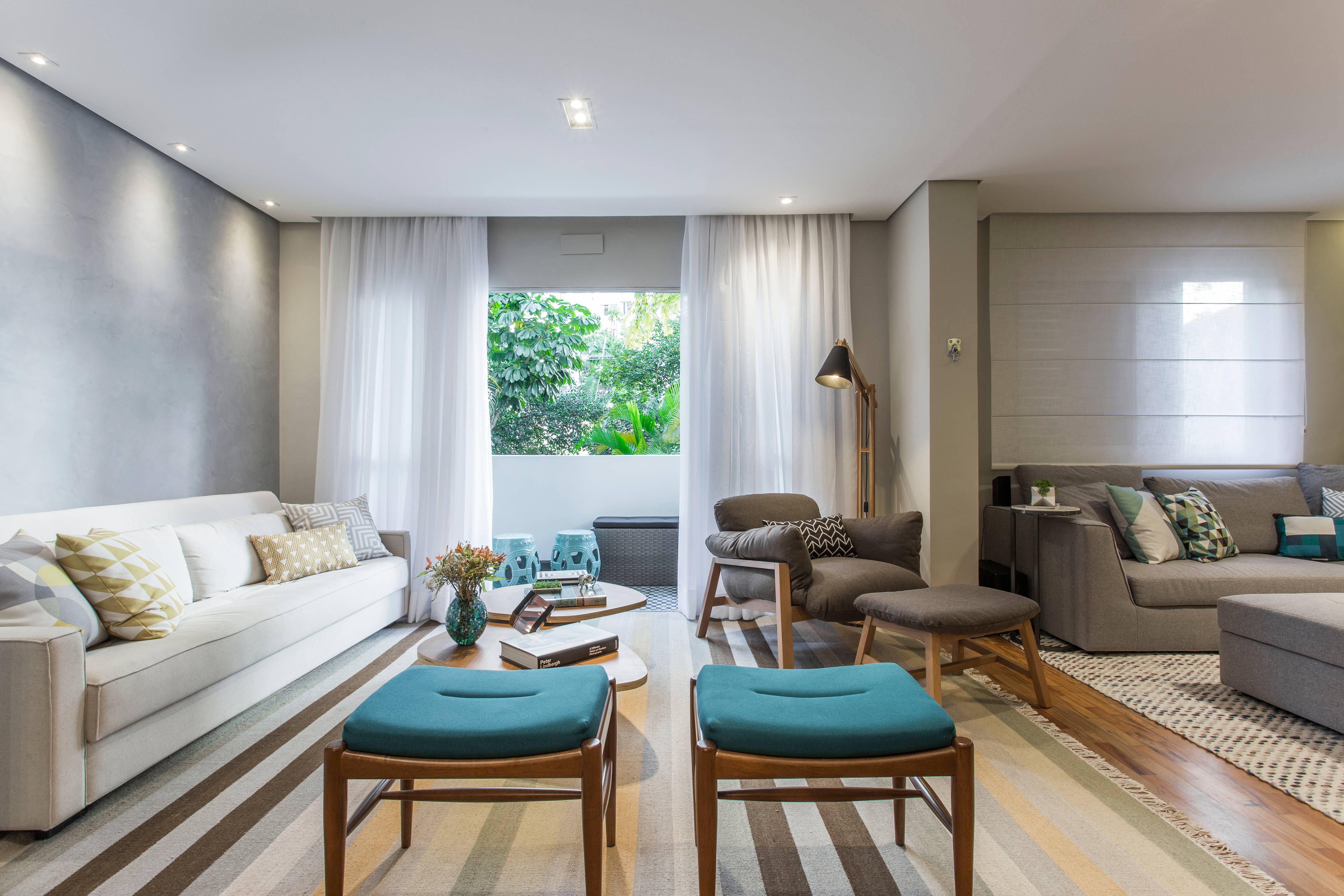 Somada a luminária de piso, a poltrona garantiu um gostoso cantinho de leitura entre a sala de estar e a de TV. Diferentes tapetes ajudam a delimitar os espaços, enquanto a cortina e o blackout, no home theater, controlam diferentemente a entrada de luz. Somada a luminária de piso, a poltrona garantiu um gostoso cantinho de leitura entre a sala de estar e a de TV. Diferentes tapetes ajudam a delimitar os espaços, enquanto a cortina e o blackout, no home theater, controlam diferentemente a entrada de luz.