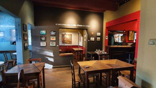 Tradicional bar em Curitiba fecha na pandemia e é colocado à venda.