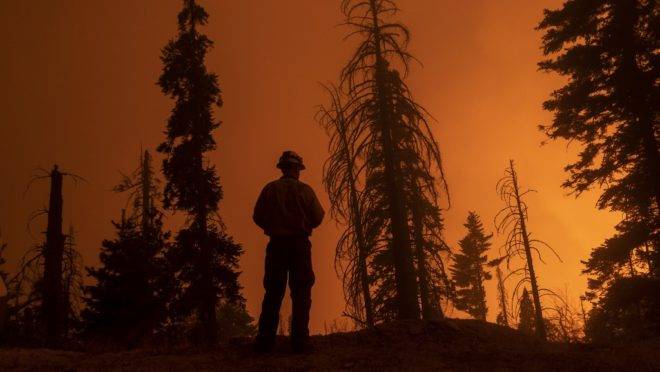 Bombeiro trabalha para apagar incêndio na Califórnia. Setembro de 2020.