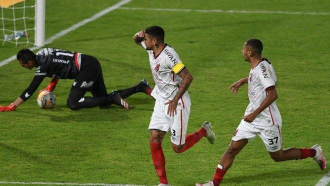 Lucho marcou o primeiro gol do Furacão