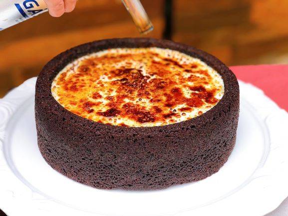 Bolo piscina de chocolate com brigadeiro de creme <em>brûlée</em>, da Sotile Pasticceria. Bolo piscina de chocolate com brigadeiro de creme <em>brûlée</em>, da Sotile Pasticceria.