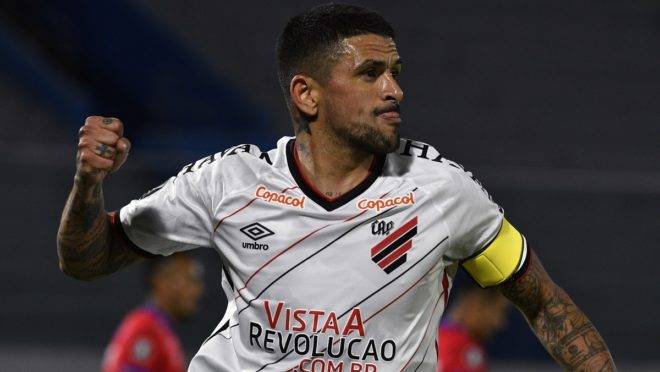 Lucho atuou improvisado na vitória do Athletico