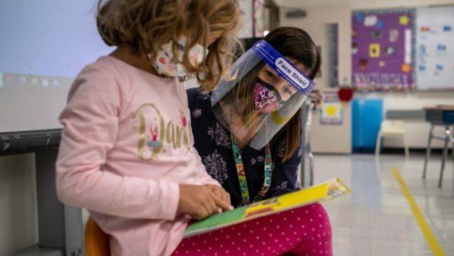 Professora auxilia aluna em escola do Connecticut, nos EUA.
