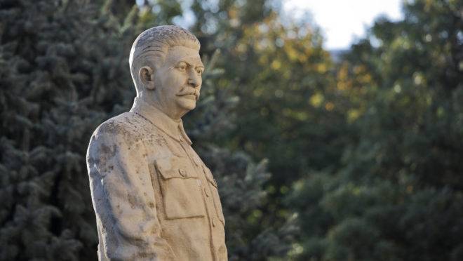 Josef Stalin incluiu no código penal soviético a prática de atos homossexuais, com penas de até 8 anos de detenção.