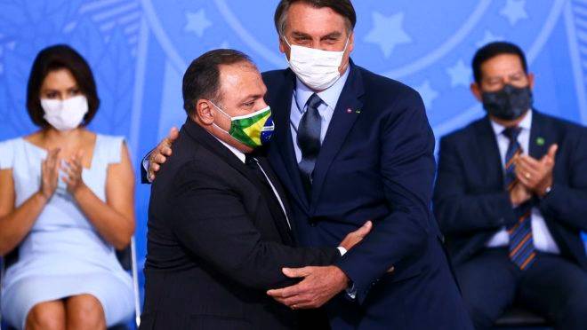 O presidente Jair Bolsonaro dá posse ao ministro da Saúde, Eduardo Pazuello, no Palácio do Planalto.