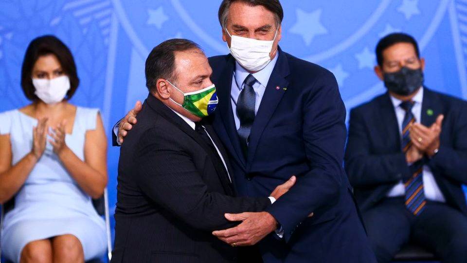 O presidente Jair Bolsonaro dá posse ao ministro da Saúde, Eduardo Pazuello, no Palácio do Planalto.