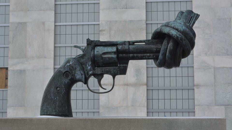 Monumento desarmamentista na sede da ONU, em Nova York.