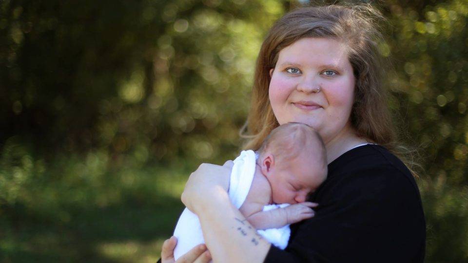 Paula nasceu de um estupro e também foi estuprada. Ela decidiu manter o filho. Esta é sua história Paula K. Peyton, nascida de um estupro, também foi vítima de um em 2017 e decidiu
levar adiante a gravidez.