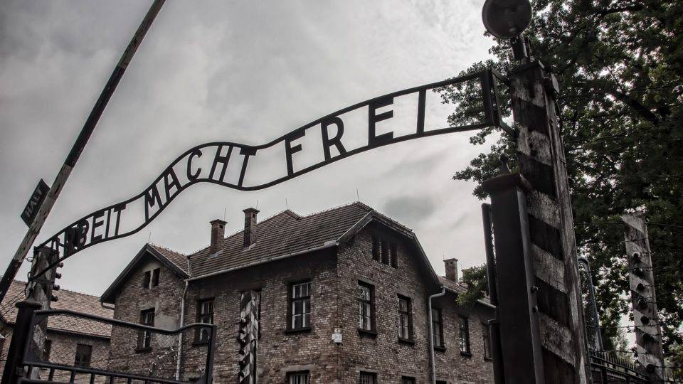 Número considerável de jovens dos EUA não sabe sobre o Holocausto, aponta pesquisa Entrada do campo de concentração de Auschwitz, na Polônia (Reprodução/Pixabay).