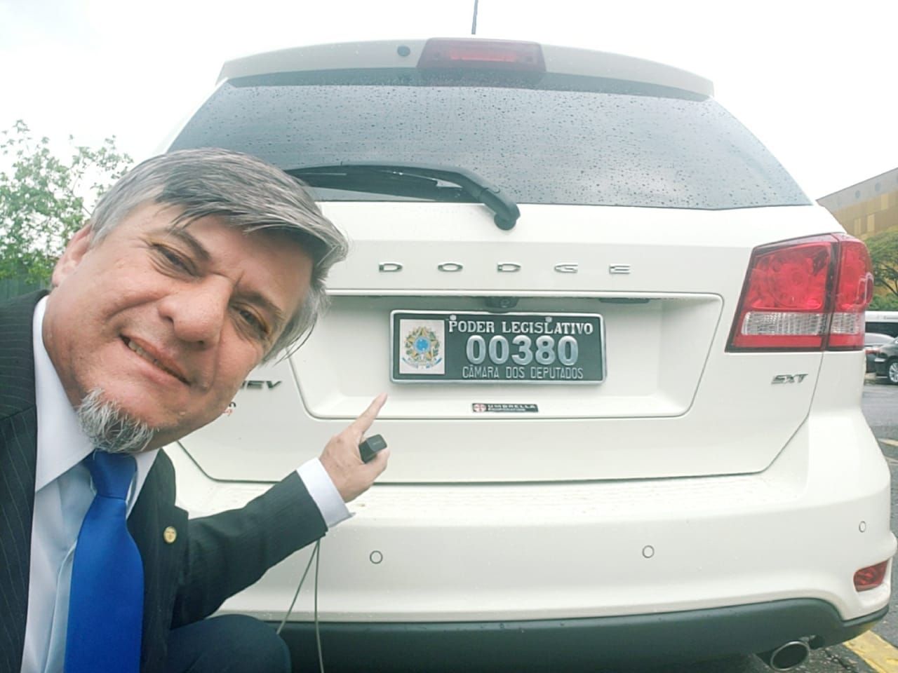 Deputado federal Boca Aberta mostra placa considerada ilegal pelo MPF