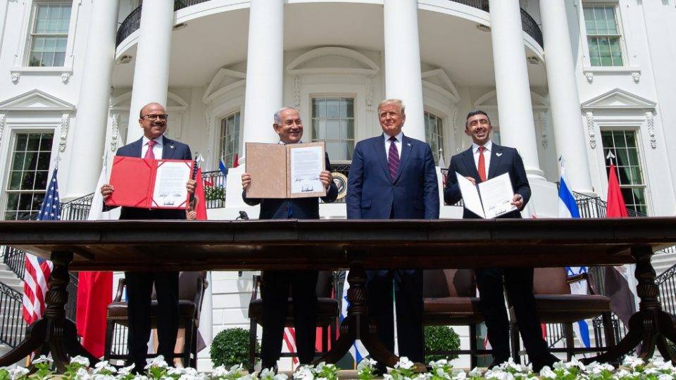 Outros cinco países consideram entrar no acordo de paz com Israel, diz Casa Branca O chanceler do Bahrein, Abdullatif al-Zayani, o primeiro-ministro de Israel, Benjamin Netanyahu, o presidente dos EUA, Donald Trump, e o chanceler dos Emirados Árabes Unidos, Abdullah bin Zayed Al-Nahyan, posam em frente à Casa Branca para celebrar o acordo de paz assinado no dia 15 de setembro de 2020.