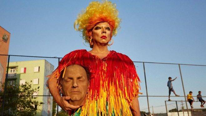 O Coletivo Indecline jogou futebol com uma réplica em borracha da cabeça de Bolsonaro como bola.