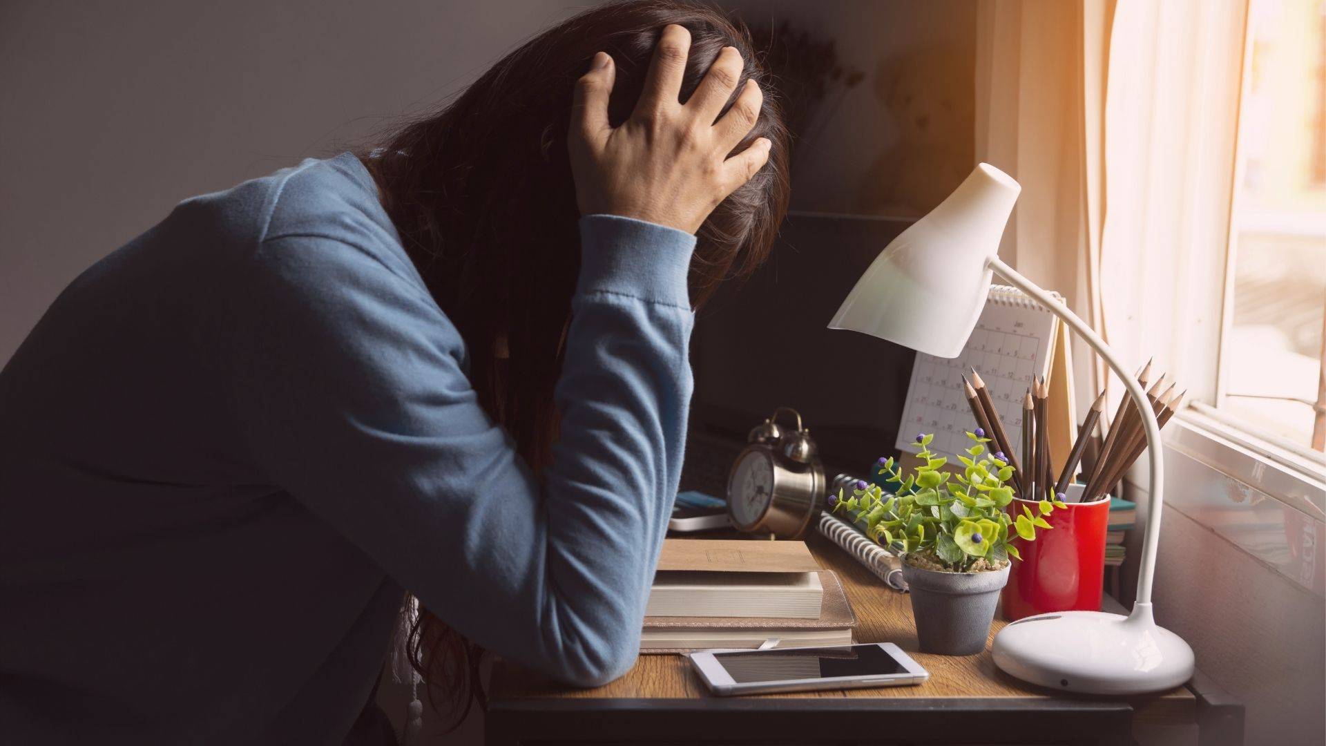 Trabalhar de casa pode ter benefícios, mas estar "disponível" o tempo todo pode prejudicar a saúde.