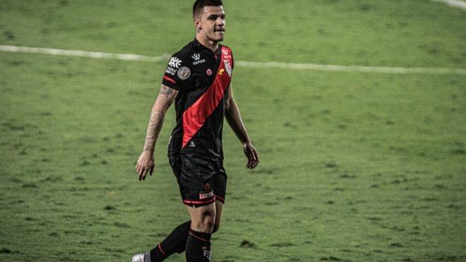Atacante assinará com o Athletico por três anos.