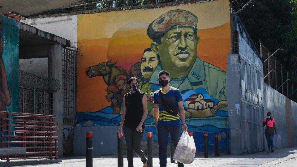 Mural retrata o falecido presidente da Venezuela, Hugo Chávez, no centro de Caracas