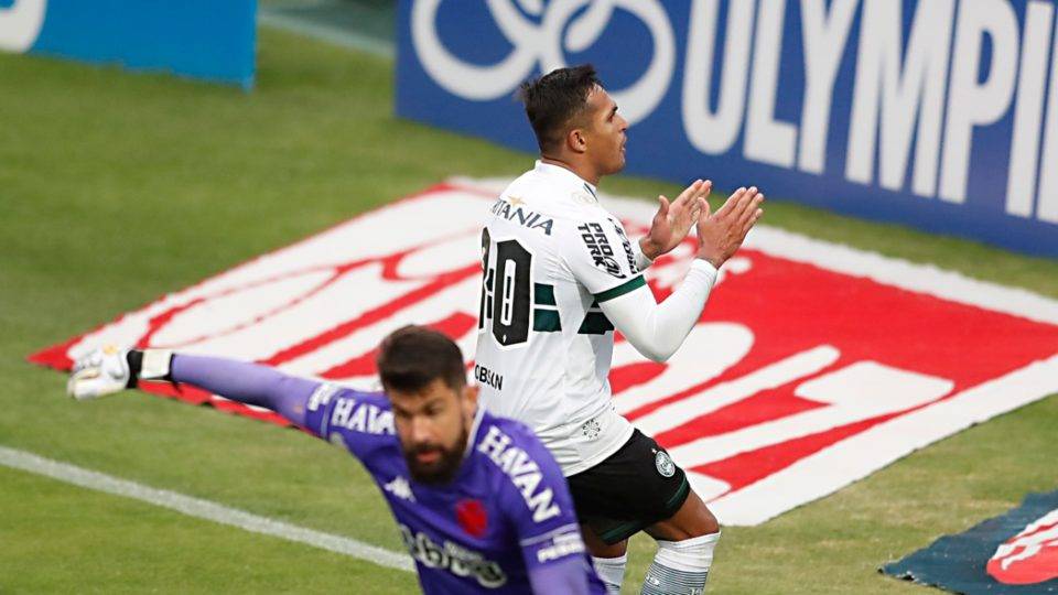 Com gol quase no fim contra o Vasco, Coritiba volta a vencer no Brasileirão Robson comemora o gol de pênalti do Coritiba sobre o Vasco.