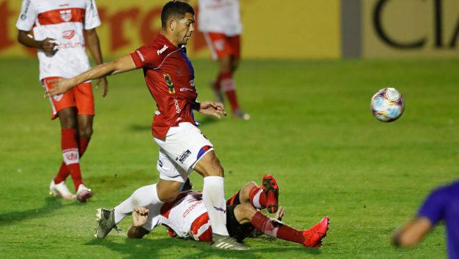 Jhony recebeu o terceiro amarelo contra o CRB.